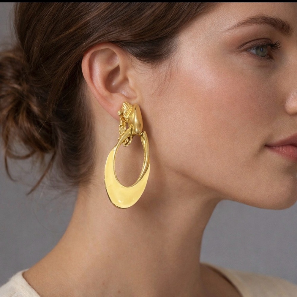 VINTAGE SIGNED TRIFARI Earrings cream and Gold tone